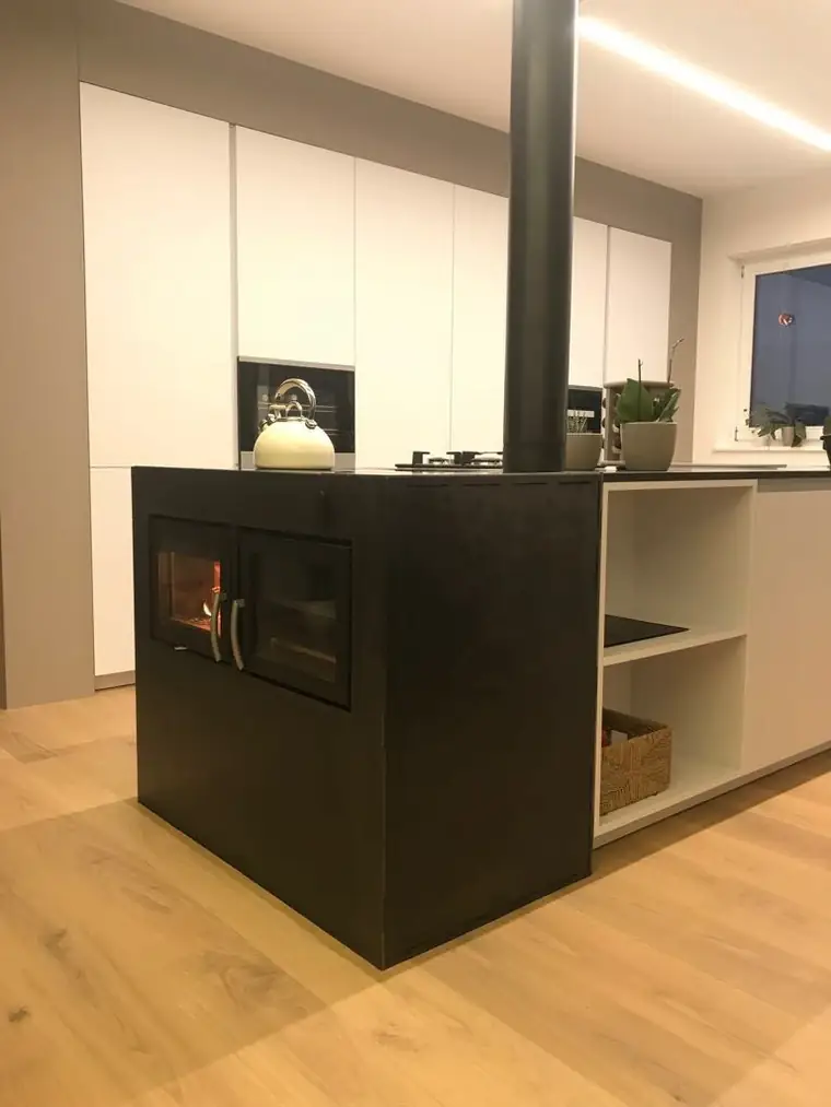 Kochinsel mit Holzherd und offenem Regalfach