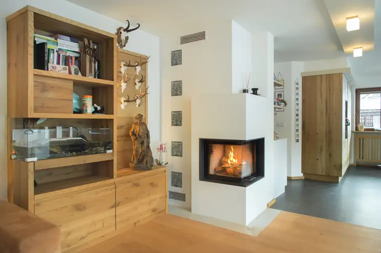 Eckkamin neben einer Vitrine aus Eiche