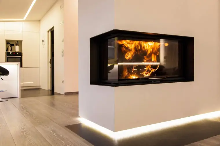 Langes Feuerfenster in einer Wand mit hinterleuchtetem Sockel