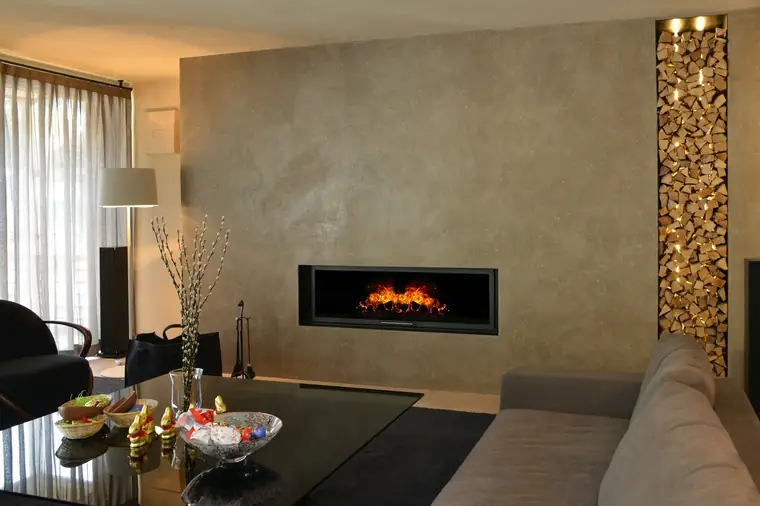 Langes Feuerfenster in einer Putzwand, flankiert von Holznischen
