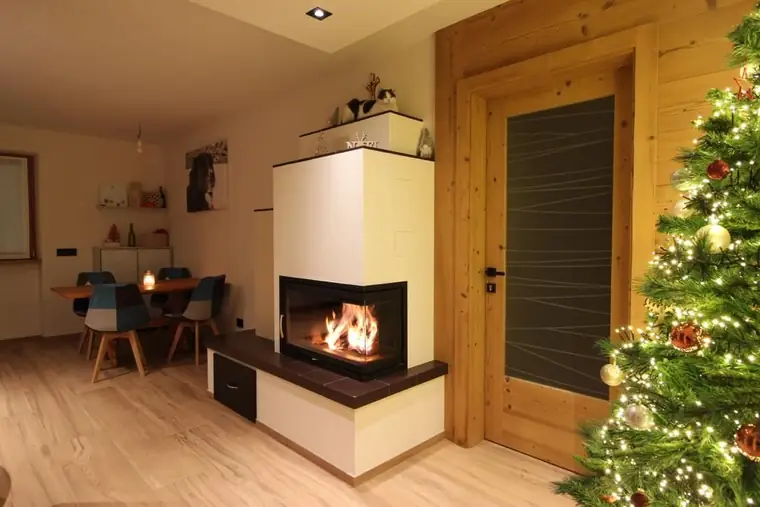Kamin neben einer Holztür am Essplatz