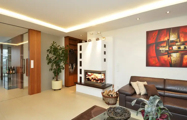 Kamin im Durchgang vor einer Holzwand