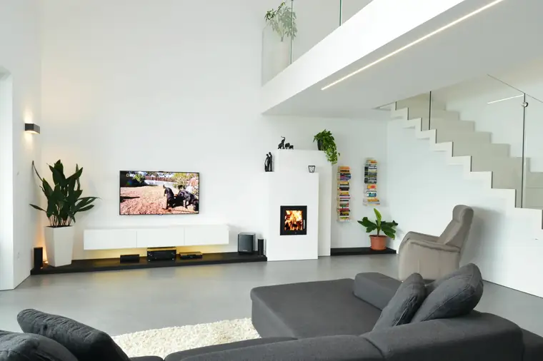 Ofen neben einer Treppe mit Glasgeländer