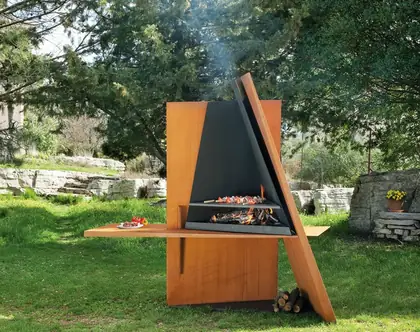 Freistehender Grillkamin aus Stahl und Holz im Garten