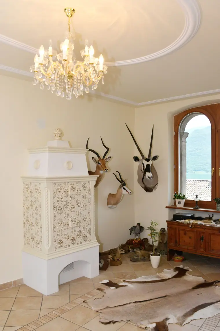 Heller Stilkachelofen mit Ornamentkacheln