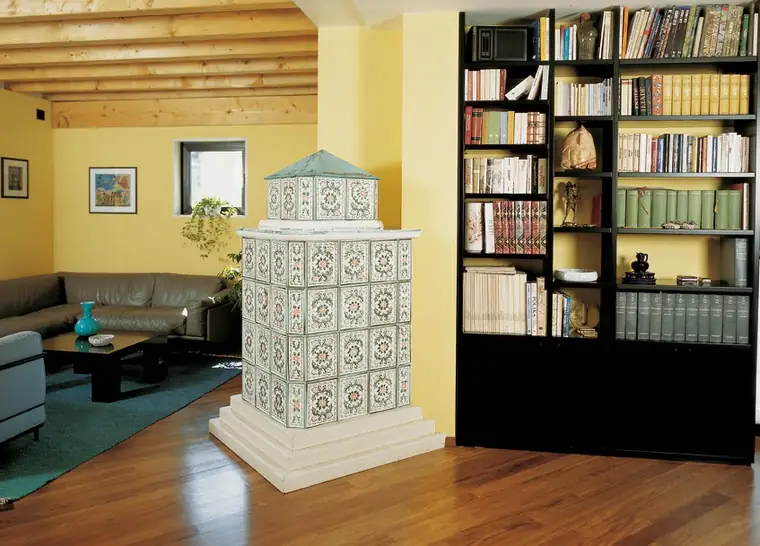Kachelofen vor einer Bücherwand