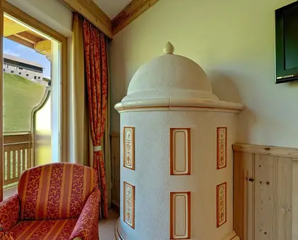 Suite mit Säulenofen am Panoramafenster