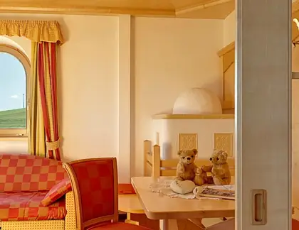 Suite mit Stubenofen und Essplatz
